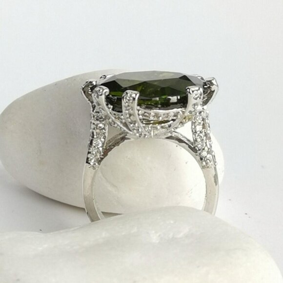Green CZ Cocktail ring size 7 - Picture 2 of 6